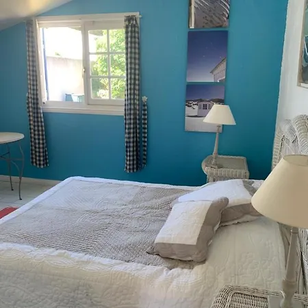 Jolie Maison Avec Piscine A Les Bains *